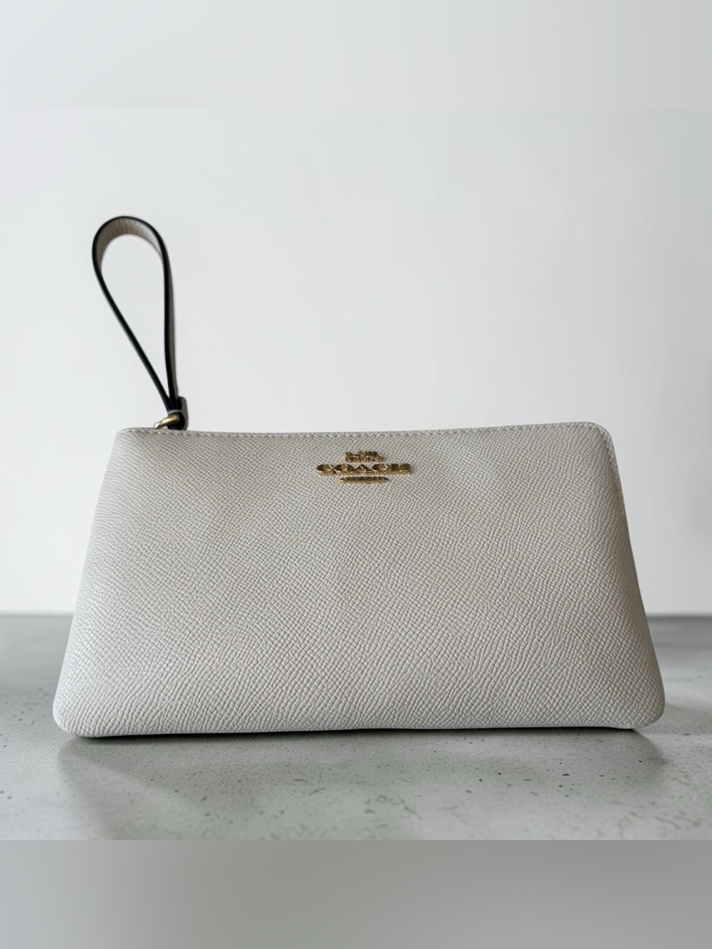 NWT Coach Pebbled Leather Wristlet in Cream with Gold Logo